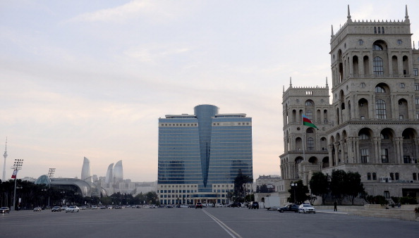 Vue de la Maison du Gouvernement à Bakou, capitale de l'Azerbaïdjan. (STEPHANE DE SAKUTIN/AFP/Getty Images)