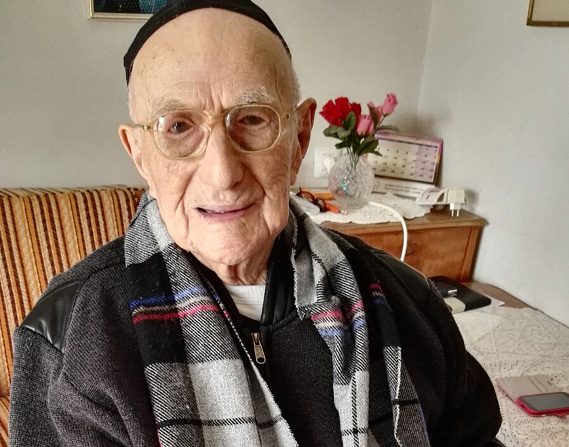 Yisrael Kristal, survivant de l'Holocauste, né en Pologne, le 15 septembre 2003, chez lui en janvier 2016. L'homme considéré le plus vieux du monde, est décédé à 113 ans. (SHULA KOPERSHTOUK/AFP/Getty Images)