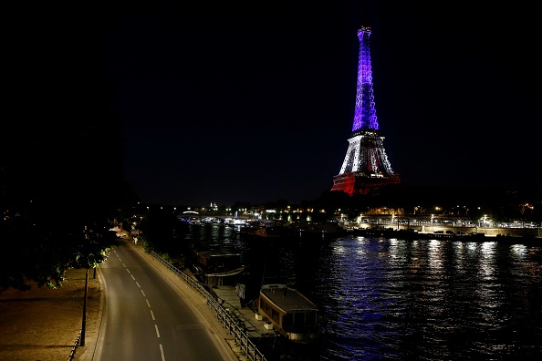 Vue de la Tour Eiffel illuminée aux couleurs du drapeau français, le 15 juillet 2016, après les attentats de Nice du 14 juillet. (MATTHIEU ALEXANDRE/AFP/Getty Images)