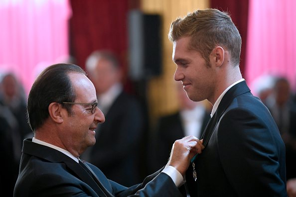 En décembre 2016, le président français François Hollande  décernait le titre de chevalier de l'Ordre national du Mérite au médaillé d'or du décathlon olympique Kevin Mayer au Palais présidentiel d'Elysée à Paris. (LIONEL BONAVENTURE/AFP/Getty Images)