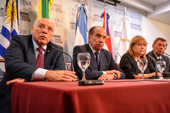 Mercosur: les ministres des affaires étrangères, Eladio Loizaga du Paraguay, Aloysio Nunes du Brésil, Susana Malcorra d'Argentine, et Rodolfo Nin Novoa d'Uruguay à une conférence de presse sur la crise au Venezuela à Buenos Aires, en avril 2017. 
(EITAN ABRAMOVICH/AFP/Getty Images)