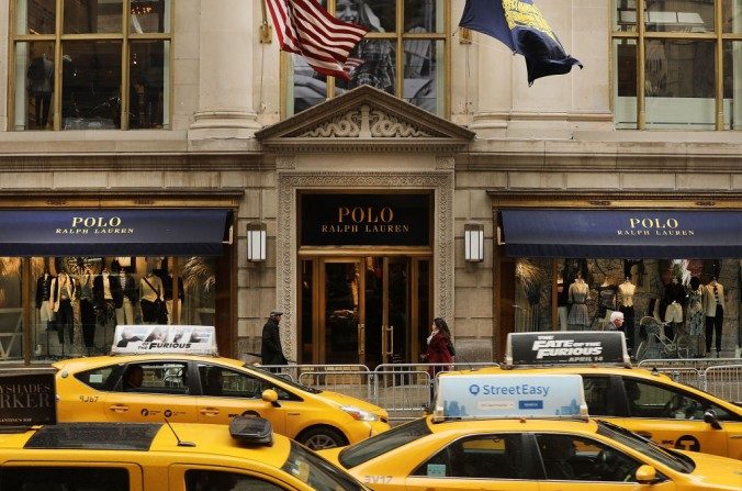 Le 4 avril 2017, les gens passent devant le magasin Polo de Ralph Lauren sur la Fifth Avenue à New York. (Spencer Platt / Getty Images)