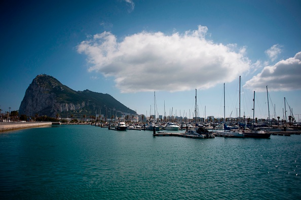 Vue du Rocher de Gibraltar depuis La Linea de la Concepcion près de la ville de Cadiz en Espagne. (JORGE GUERRERO/AFP/Getty Images)