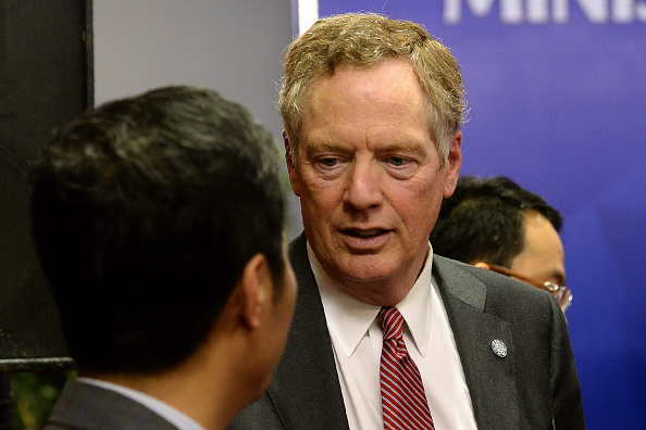 Le représentant au Commerce Robert Lighthizer (c) lors d’une conférence de presse au sommet de l’APEC à Hanoi le 21 mai 2017. (HOANG DINH NAM/AFP/Getty Images)