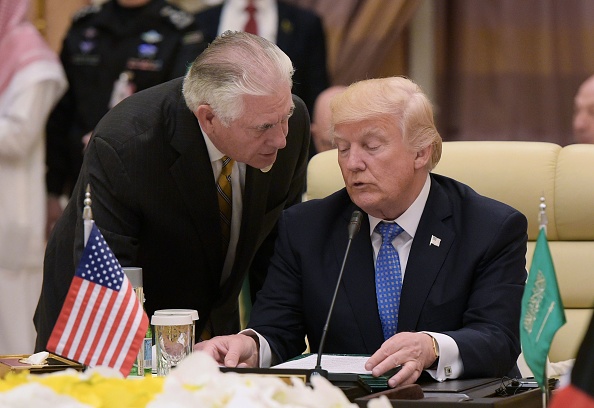 Le président Donald Trump et le secrétaire d’État Rex Tillerson pendant une réunion le 21 mai 2017. Quant à la stratégie à suivre en Afghanistan, M. Tillerson a assuré que Donald Trump ne se contenterait pas de poursuivre la politique de ses prédécesseurs. (MANDEL NGAN/AFP/Getty Images)