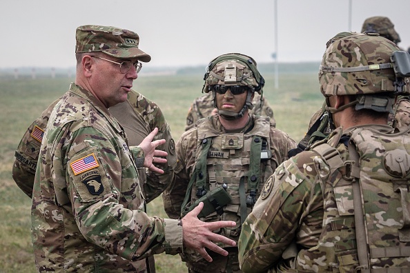 Le Lieutenant Général Ben Hodges, Commandant général de l'Armée américaine en Europe discute aver des soldats américains le 16 juin 2017 à Orzysz, Pologne. (AFP/Getty Images)