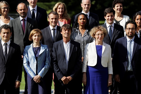 Le président Emmanuel Macron pose avec des membres du gouvernement. (THOMAS SAMSON/AFP/Getty Images)