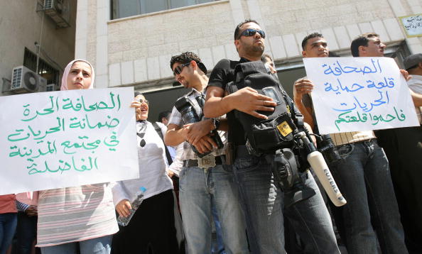 Protestation de journalistes palestiniens il y a tout juste 10 ans en aout 2007 à Gaza devant le syndicat des journalistes après la prise de pouvoir du Hamas en juin. Il n'y a actuellement plus aucune liberté de la presse à Gaza.
On peut lire sur la pancarte en arabe « la liberté de la presse amène la liberté civile ». (MAHMUD HAMS/AFP/Getty Images)