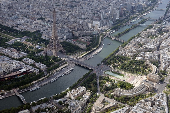 Vue aérienne de Paris avec la Tour Eiffel, les jardins du Trocadéro et le Palais Chaillot. (JEAN-SEBASTIEN EVRARD/AFP/Getty Images)