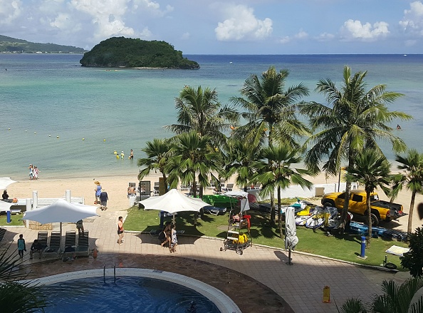  Des touristes sur une plage de l'île de Guam. La Corée du Nord menace de lancer 4 missile sur l'île. (MAR-VIC CAGURANGAN/AFP/Getty Images)