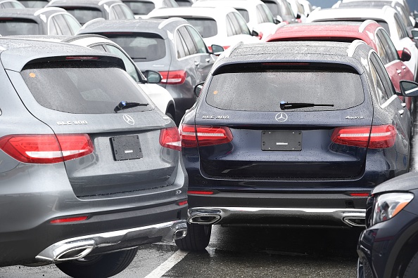 Des voitures du constructeur allemand Mercedes Benz au port de Bremerhaven, au nord de l’Allemagne le 24 juillet 2017. (PATRIK STOLLARZ/AFP/Getty Images)