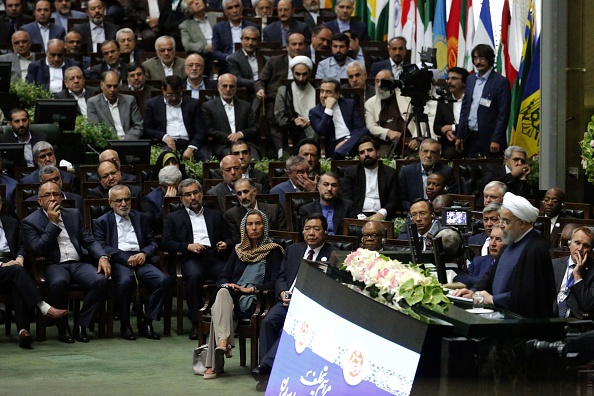 Discours d'investiture du président iranien Hassan Rohani en présence de la délégation de la cheffe de la diplomatie européenne Federica Mogherini, le 5 août 2017. (ATTA KENARE/AFP/Getty Images)