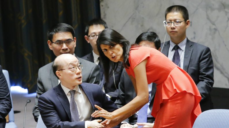 Nikki Haley, ambassadrice des États-Unis aux Nations Unies (d) parle à son homologue chinois Liu Jieyi avant le vote sur la résolution rédigée par les États-Unis visant à renforcer les sanctions contre la Corée du Nord, au siège des Nations Unies à New York, le 5 août 2017. (EDUARDO MUNOZ ALVAREZ / AFP / Getty Images)