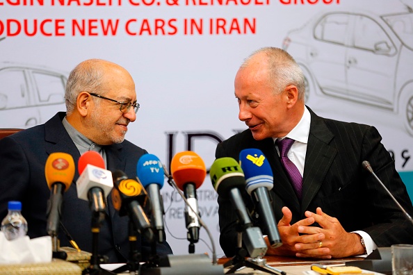 Thierry Bollore, directeur adjoint de la compétitivité à Renault et le ministre iranien de l'Industrie, Mohammad Reza Nematzadeh, participent à une conférence de presse suite à la signature d'un accord à Téhéran le 7 août 2017. Le géant auto français Renault a finalisé un accord avec des partenaires iraniens pour produire à terme, 300 000 voitures par an. (ATTA KENARE/AFP/Getty Images)