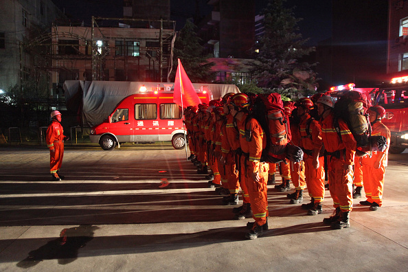 Des pompiers se préparent à partir dans le comté de Wenxian après un séisme de magnitude 6.5 dans la province du Sichuan, le 8 août 2017. (STR/AFP/Getty Images)