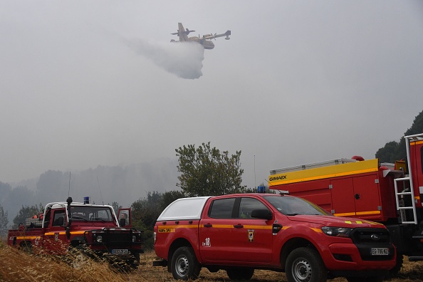 Un Canadair largue de l’eau sur l’incendie de forêt déclaré sur la commune de Saint-Pons-de-Mauchiens, à une quarantaine de kilomètres de Montpellier, dans le sud de la France, le 9 août 2017. (PASCAL GUYOT/AFP/Getty Images)