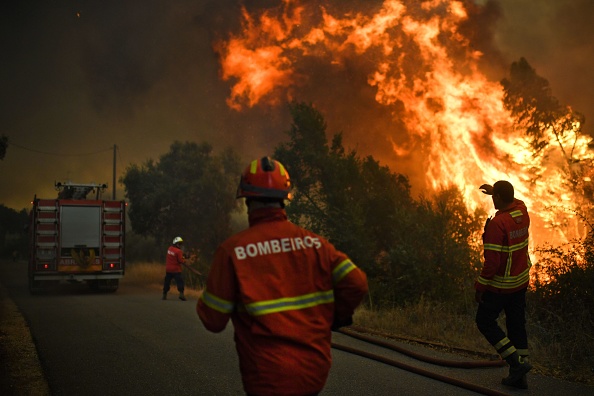 Des pompiers près du village de Pucarica dans les alentours d’Abrantes le 10 août 2017. (PATRICIA DE MELO MOREIRA/AFP/Getty Images)