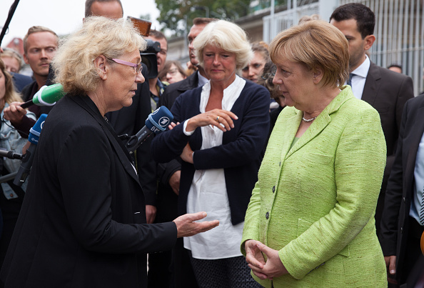 La chancelière Angela Merkel s’adresse à des visiteurs lors de sa visite de l’ancienne prison de la Stasi, police politique de l’ex-République démocratique allemande (RDA), le 11 août à Hohenschoenhausen, Berlin, en Allemagne. L’ancienne prison est maintenant convertie en musée et mémorial. (Michele Tantussi/Getty Images)