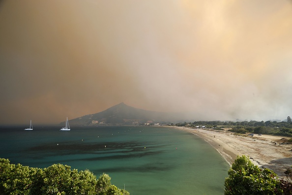 Des fumées épaisses ont envahi le ciel près de Pietracorbara, en Corse, suite aux incendies qui se sont déclarés hier. (PASCAL POCHARD-CASABIANCA/AFP/Getty Images)