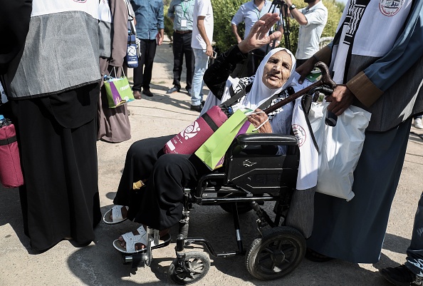 Des pèlerins musulmans palestiniens arrivent au passage frontalier de Rafah entre l'Egypte et le sud de la bande de Gaza, le 14 août 2017, avant leur départ vers le pèlerinage annuel du Hajj à La Mecque, Arabie Saoudite. (SAID KHATIB/AFP/Getty Images)