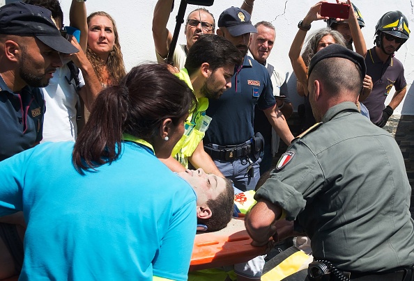 Les secours italiens évacuent sur brancard, Ciro, 11 ans, l'aîné des 3 frères piégés après le séisme qui s'est produit à Casamicciola, sur l'île italienne d'Ischia, le 22 août 2017. (ELIANO IMPERATO/AFP/Getty Images)