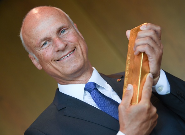 Carl-Ludwig Thiele, membre du Directoire de la Deutsche Bundesbank, présente un lingot d'or lors de la présentation à la Banque centrale allemande à Francfort, en Allemagne le 23 août 2017. (ARNE DEDERT/AFP/Getty Images)