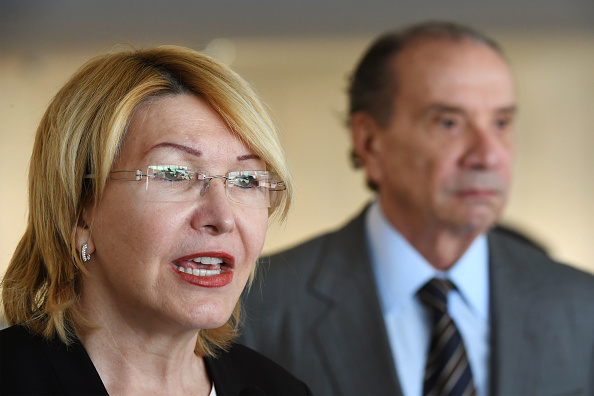 L'ex-procureure générale du Venezuela Luisa Ortega s’adresse à la presse aux côtés du ministre des Affaires étrangères brésilien Aloysio Nunes Ferreira après une réunion au palace Itamaraty, Brasilia, Brésil, le 23 août 2017. (EVARISTO SA/AFP/Getty Images) 