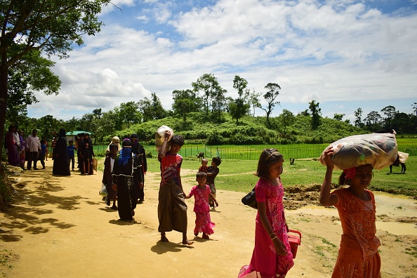 Des réfugiés rohingyas près du camp de réfugiés à la frontière birmane, au Bangladesh, le 27 août 2017. (SAM JAHAN/AFP/Getty Images)