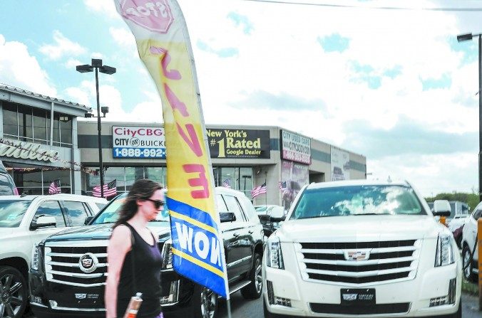 Un concessionnaire automobile à Queens, New York, le 2 mai. Les prêts automobiles, surnommés le nouveau subprime, sont la catégorie de la dette des consommateurs qui connaît la croissance la plus rapide. (Spencer Platt/Getty Images)