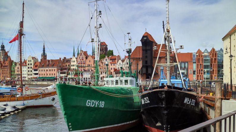 Les quais de Gdansk le long de la Motlawa alignent harmonieusement des bâtiments historiques et d’autres plus modernes. (Charles Mahaux)