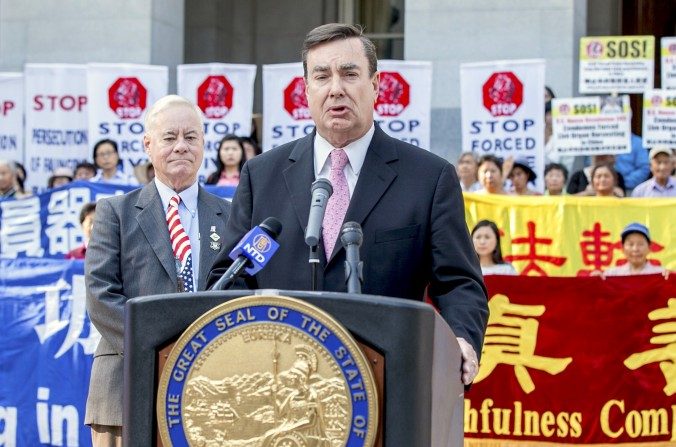 Le sénateur Joel Anderson prend la parole devant le Capitole de l'État de Californie à Sacramento lors d'un rassemblement en soutien d’une résolution condamnant la persécution des pratiquants de Falun Gong par le Parti communiste chinois, le 31 août 2017. (Mark Cao/Epoch Times)