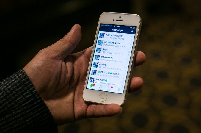 WeChat, l'application de messagerie la plus populaire en Chine, avertit les utilisateurs qu'elle stocke toutes leurs données privées qu’elle partagerait, si nécessaire, avec les autorités chinoises. (Matthew Robertson / Epoch Times)