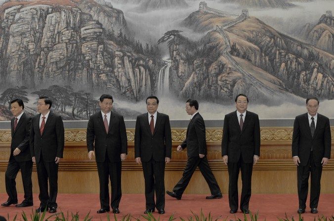 Le Parti communiste chinois présente son Comité permanent du Politburo après le 18e Congrès national au Grand palais du Peuple à Pékin, le 15 novembre 2012. Cinq membres de cet organe omnipuissant devraient partir à la retraite après le 19e Congrès, prévu en octobre prochain. (MARK RALSTON / AFP / GETTY IMAGES)