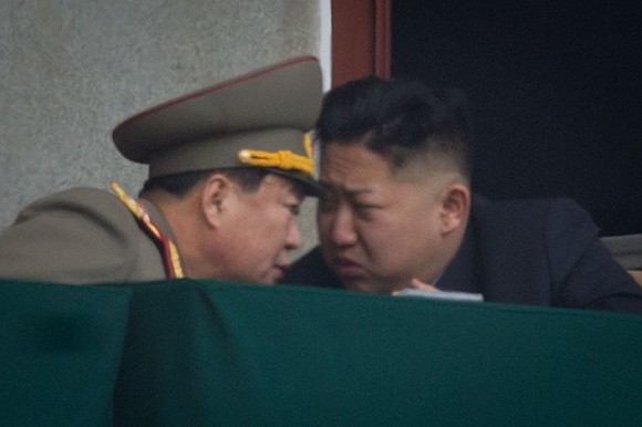 Le dictateur nord-coréen Kim Jong-Un (d) parle à l’un de ses assistants militaires lors de la cérémonie officielle dans le stade Kim Il-Sung à Pyongyang, le 14 avril 2012. (Ed Jones/AFP/Getty Images)