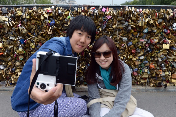 Des touristes chinois sur le pont de l'Archevêché franchissant la Seine à Paris. (DOMINIQUE FAGET/AFP/Getty Images)