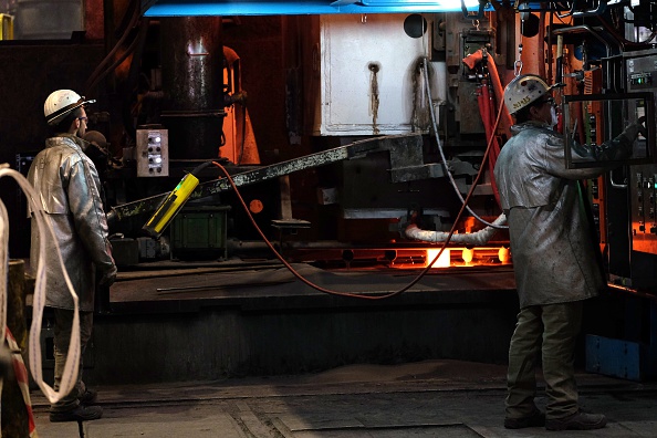 Des employés travaillent sur une chaine de production dans une aciérie ThyssenKrupp à Duisburg, le 12 décembre 2014 en Allemagne. (PATRIK STOLLARZ/AFP/Getty Images)