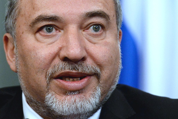 Le ministre de la Défense Avigdor Lieberman a lancé un avertissement : "Nous sommes déterminés à empêcher nos ennemis de porter atteinte, ou même de créer une occasion pour porter atteinte, à la sécurité des citoyens d'Israël", a-t-il dit. "Nous ferons tout pour empêcher l'existence d'un corridor chiite de Téhéran à Damas". (VASILY MAXIMOV/AFP/Getty Images)