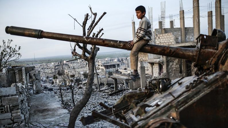 Un jeune  Syrien Kurde sur un char désuet à Kobane, aussi connue sous le nom de Ain al-Arab. (Photo de YASIN AKGUL/AFP/Getty Images)