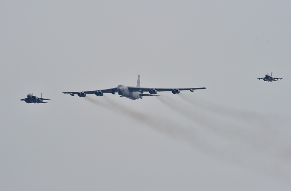 Quatre chasseurs furtifs et deux bombardiers américains ont survolé lundi la péninsule coréenne. (JUNG YEON-JE/AFP/Getty Images)