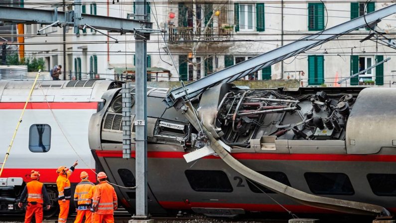 Des policiers et travailleurs férroviaires inspectent  le site d'un accident. (Photo de MICHAEL BUHOLZER/AFP/Getty Images)