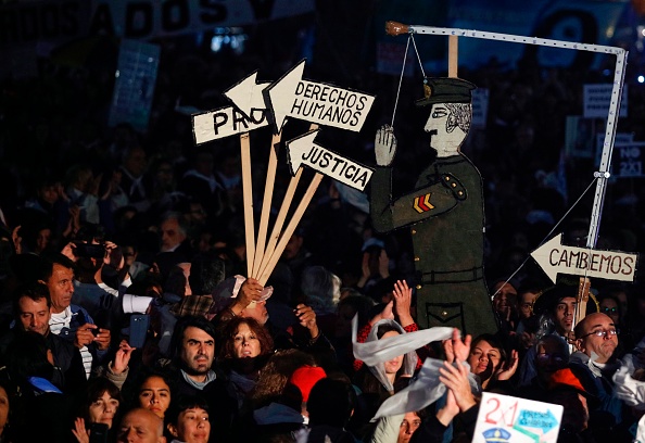 Des manifestants tiennent des pancartes demandant que justice  soit rendue contre les criminels de la junte le 10 mai 2017. (EMILIANO LASALVIA/AFP/Getty Images)