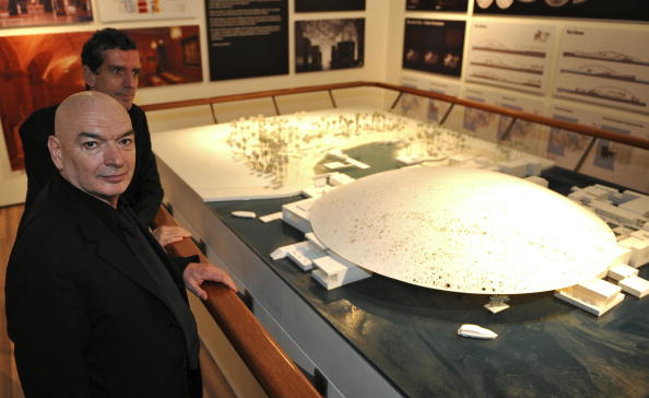 L’architecte Jean Nouvel et le président du musée du Louvre Henri Loyrette devant un modèle du musée du Louvre Abou Dhabi lors d’une exposition culturelle à Abou Dhabi le 15 janvier 2008. (PHILIPPE WOJAZER/AFP/Getty Images)