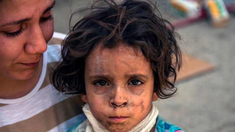 Un enfant et sa mère qui ont fui les affrontements, en juillet 2017.  (Photo de FADEL SENNA/AFP/Getty Images)