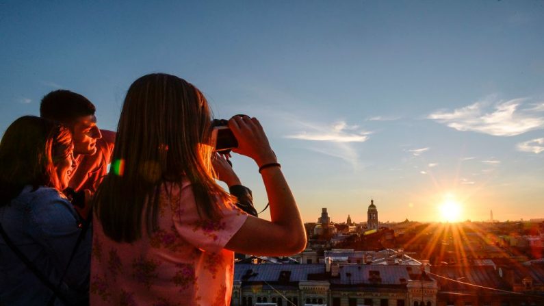 Des touristes ont une vue imprenable sur la ville, août 2017, Saint Petersbourg.         (Photo de OLGA MALTSEVA/AFP/Getty Images)