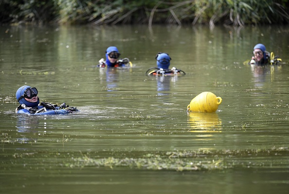 Des plongeurs de la gendarmerie (PHILIPPE DESMAZES/AFP/Getty Images)