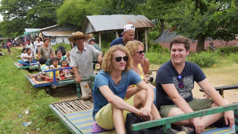 Des touristes sur le « train de bambou », en août 2017.    (Photo de TANG CHHIN SOTHY/AFP/Getty Images)