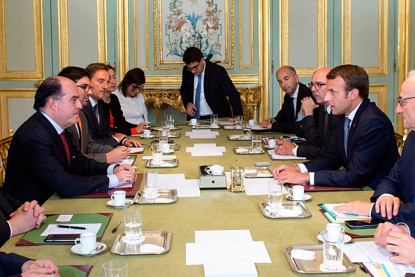 Emmanuel Macron reçoit Julio Borges, président du Parlement vénézuélien et opposant au président Nicolas Maduro, le 4 septembre 2017 à l’Élysée, Paris. (THIBAULT CAMUS/AFP/Getty Images)