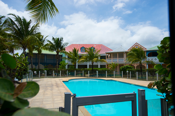 Un hôtel de Saint-Martin, avant le passage de l'ouragan Irma en septembre 2017. (LIONEL CHAMOISEAU/AFP/Getty Images)