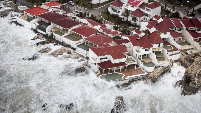 Vue aérienne de l'Île Saint Martin frappée par l'ouragan Irma le 6 septembre 2017.  (Photo de GERBEN VAN ES/AFP/Getty Images)