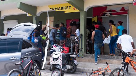 Irma: les secours confrontés au pillage et aux intempéries dans les Caraïbes